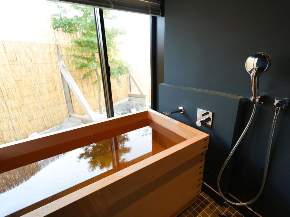 Hot Tub, Photo of the whole room