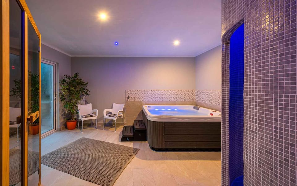 Hot Tub, Sauna