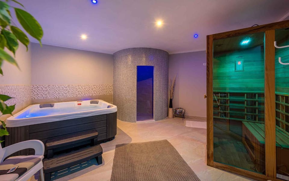 Hot Tub, Sauna