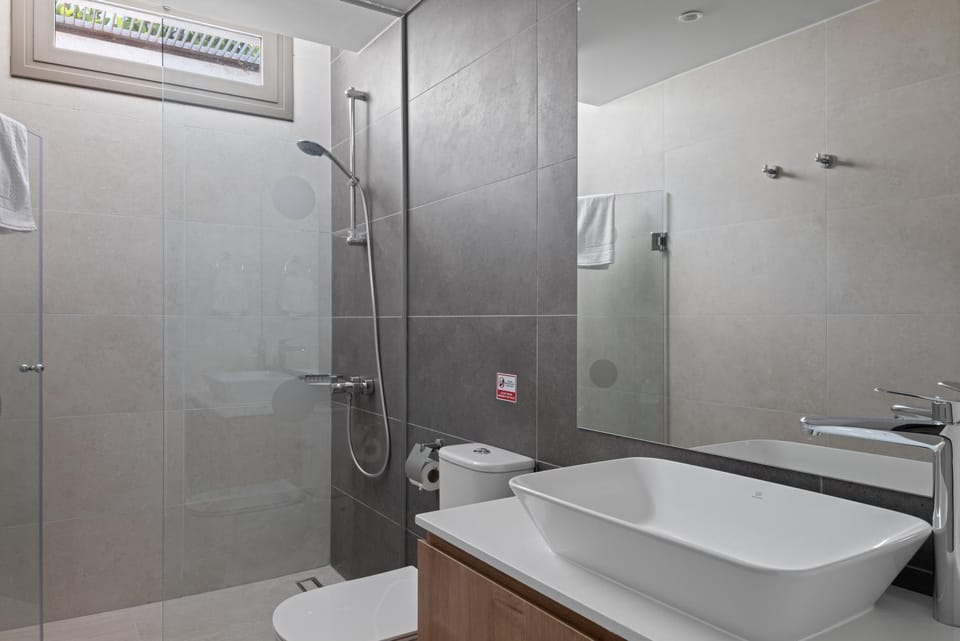 Shower, Toilet, Bathroom, towels