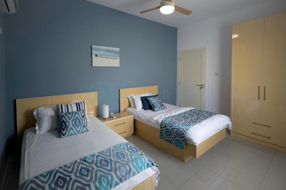 Bed, Photo of the whole room, wardrobe
