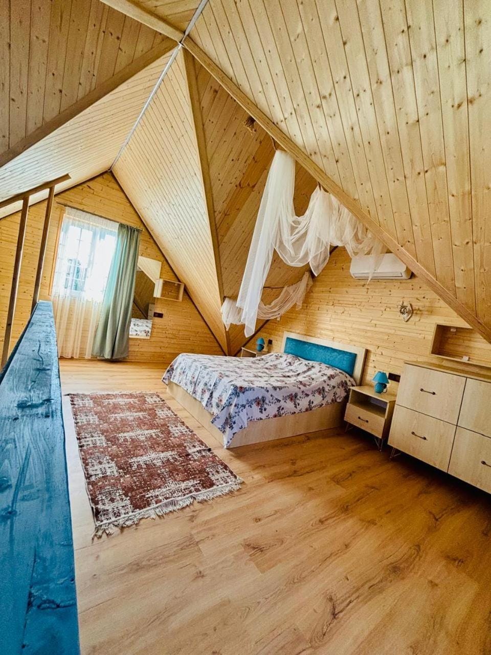 Bed, Living room, Photo of the whole room, Seating area, Bedroom