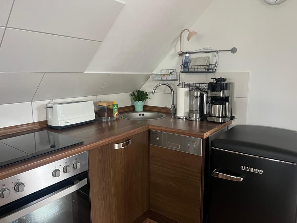 Coffee/tea facilities, Kitchen or kitchenette, dishwasher, stove, toaster