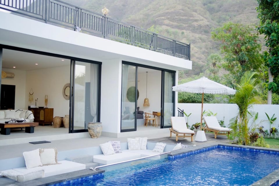 Villa Mercure. Private villa. 2 en-suite bedrooms. House in Abang