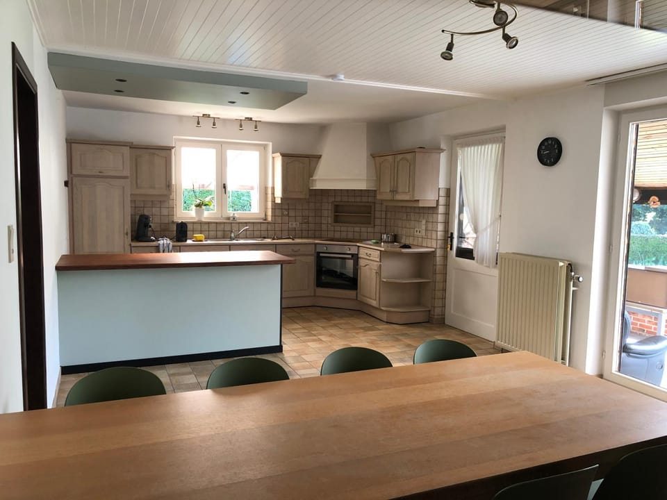 Kitchen or kitchenette, Dining area