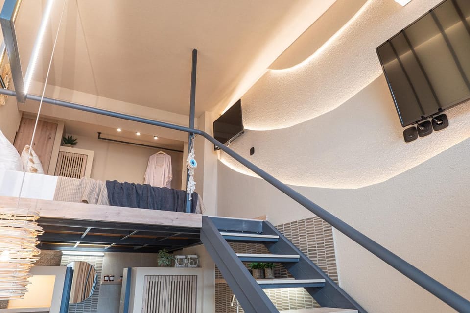 Bed, TV and multimedia, Bedroom