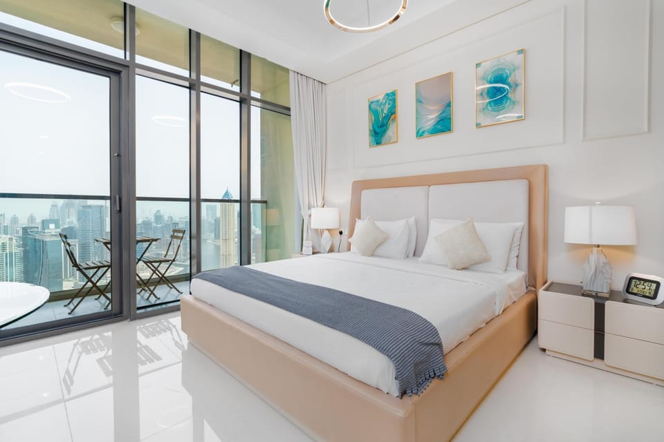 Lux BnB Aykon Tower I Skyline Canal Views Apartment in Dubai