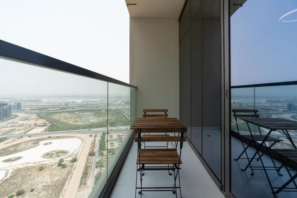Lux BnB Aykon Tower I Skyline Canal Views Apartment in Dubai