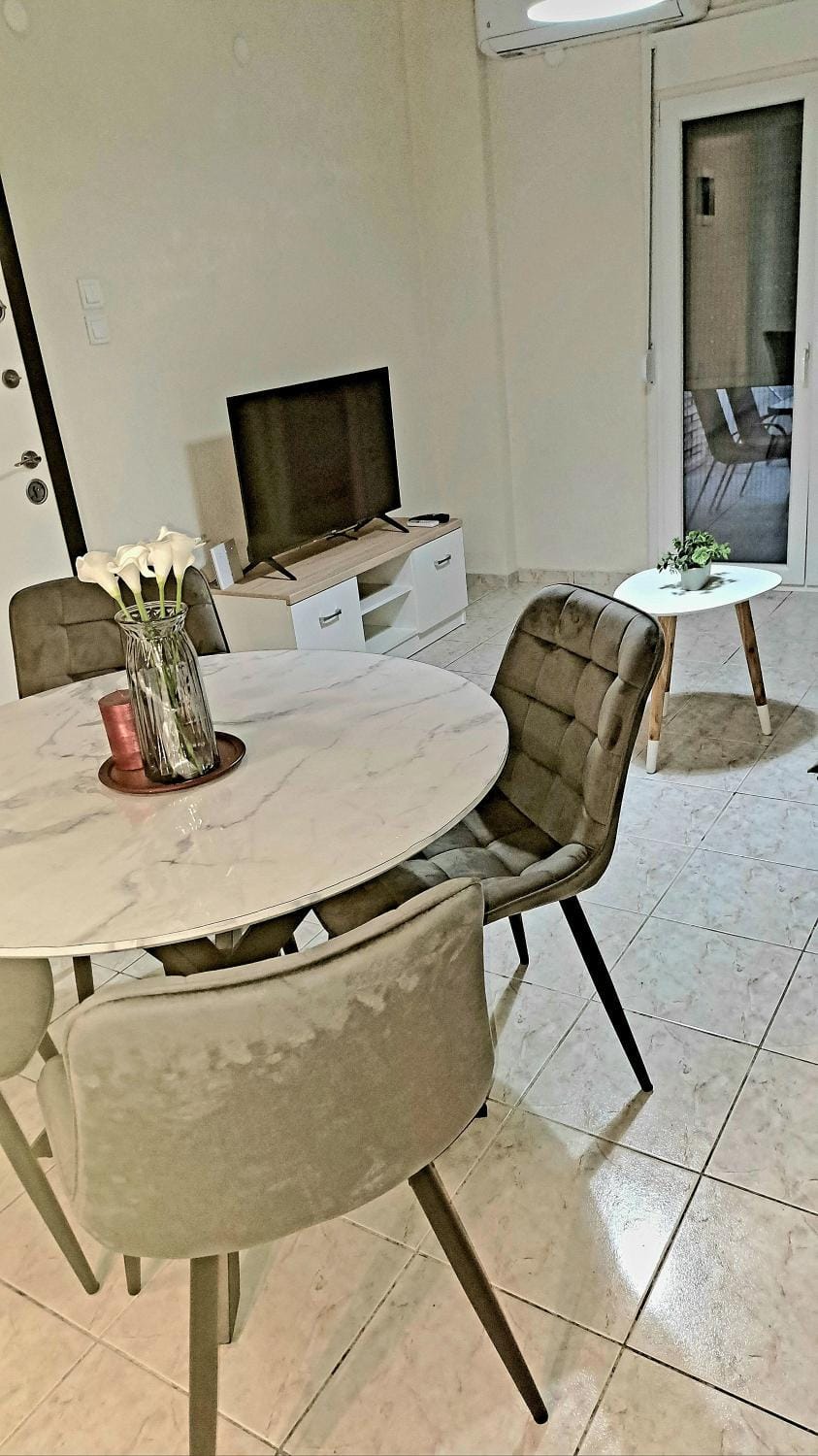 Photo of the whole room, Dining area