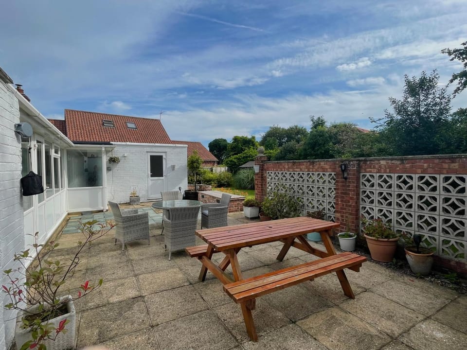 Property building, Patio, Day, Garden, Balcony/Terrace, Seating area, Dining area, Garden view