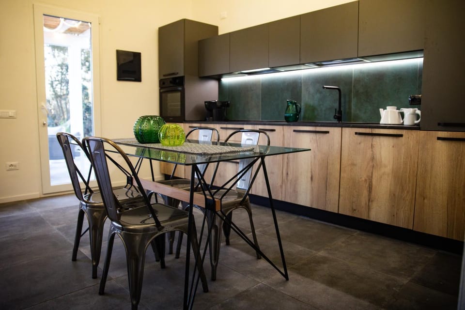 Kitchen or kitchenette, Dining area, oven