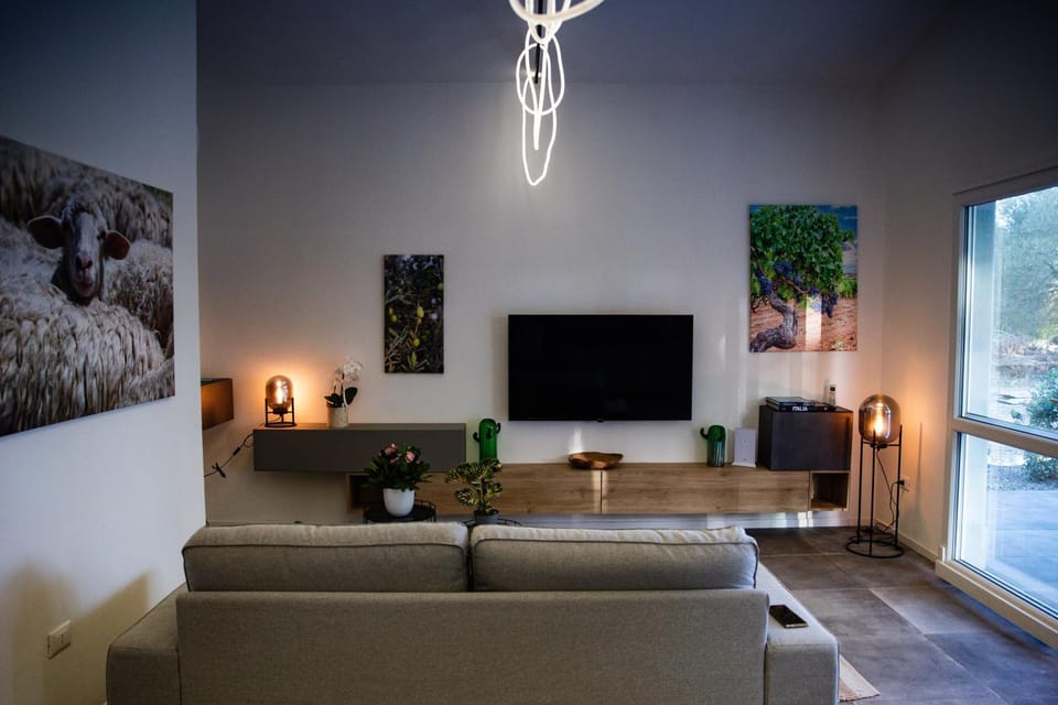Communal lounge/ TV room, TV and multimedia, Living room, Seating area, Evening entertainment