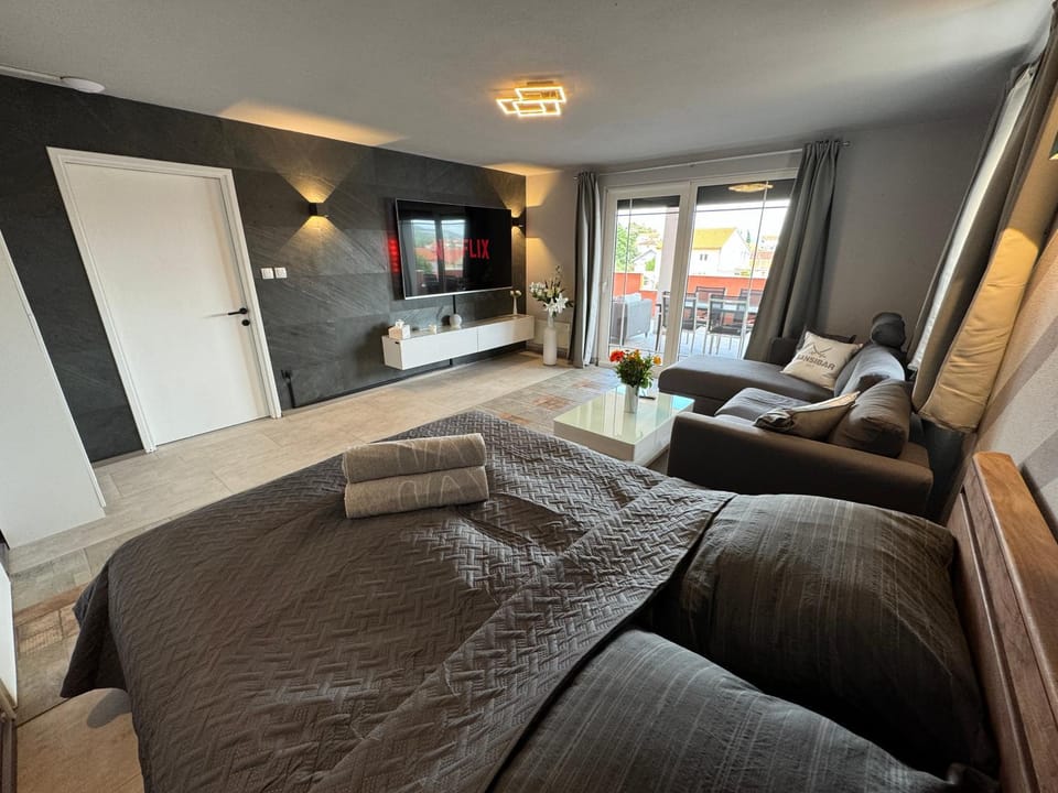 Bed, TV and multimedia, Living room, Photo of the whole room