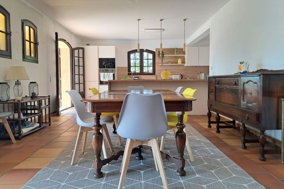 Kitchen or kitchenette, Living room, Dining area