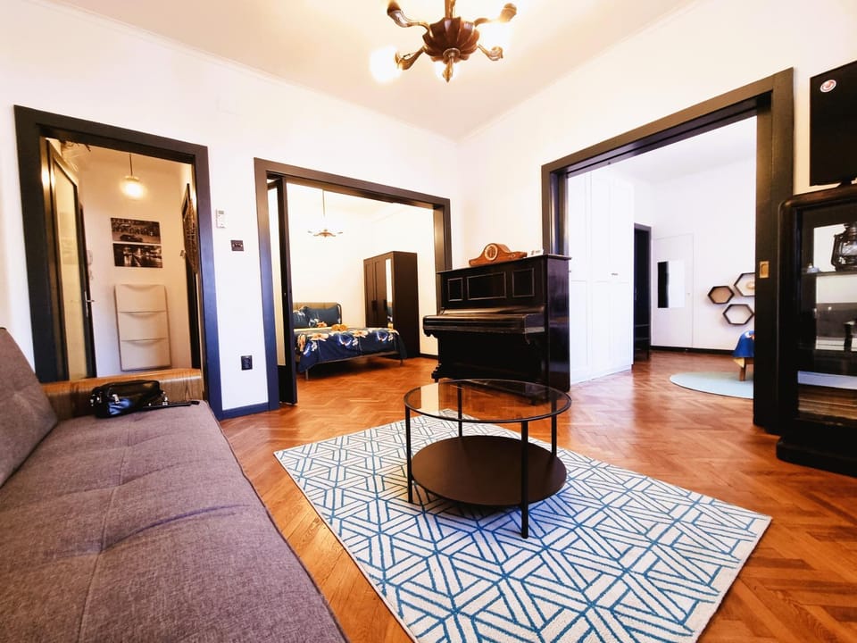 TV and multimedia, Living room, Seating area, Evening entertainment