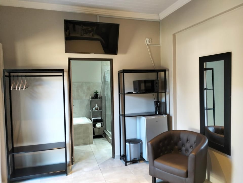 Bed, TV and multimedia, Kitchen or kitchenette, Photo of the whole room, Seating area, Bedroom
