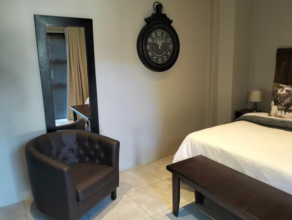 Photo of the whole room, Seating area, Bedroom