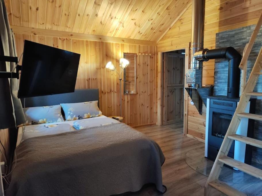 Bed, TV and multimedia, Bedroom