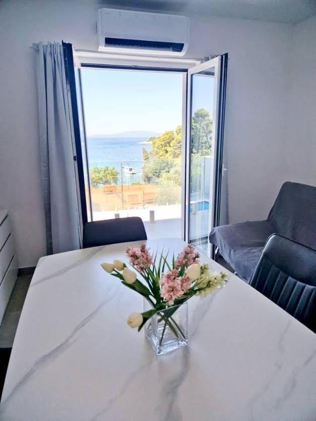 View (from property/room), Balcony/Terrace, Living room, Dining area, Sea view