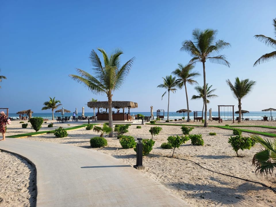 Restaurant/places to eat, Restaurant/places to eat, Beach, Beach