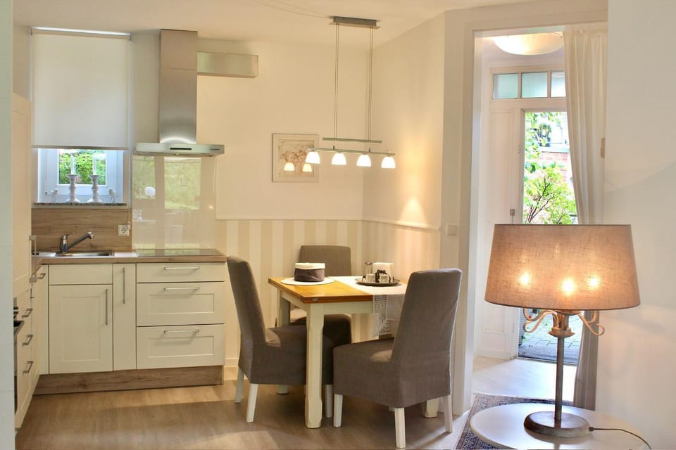 Kitchen or kitchenette, Seating area, Dining area