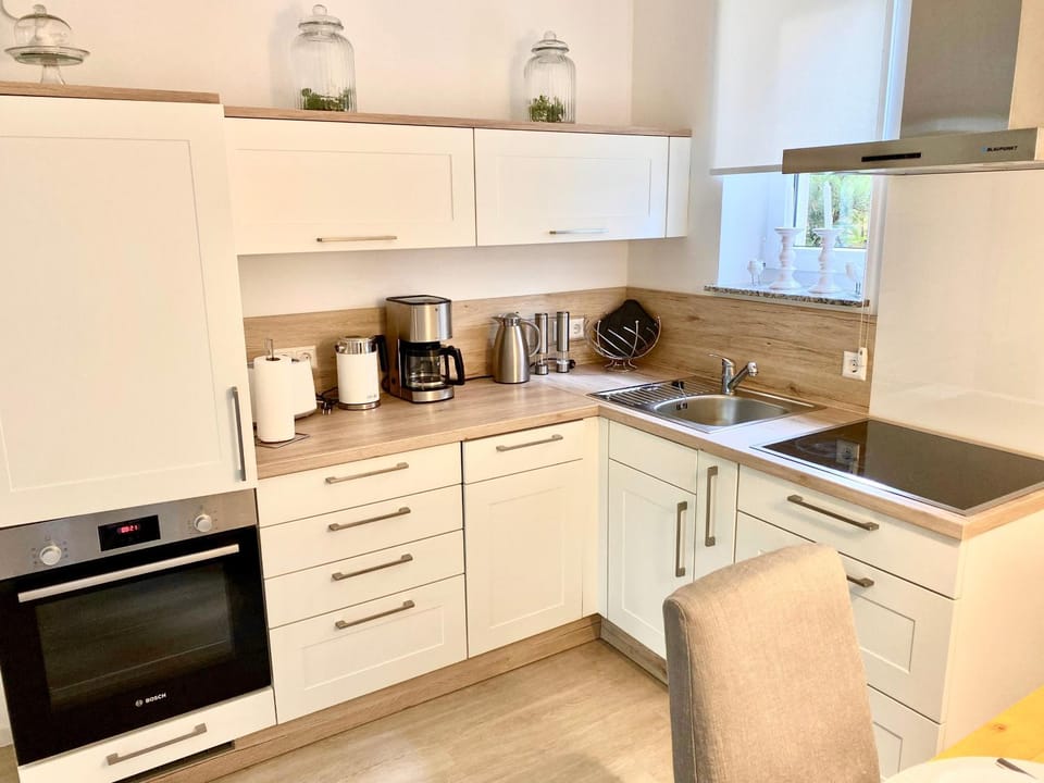 Coffee/tea facilities, Kitchen or kitchenette, dishwasher, oven, stove, toaster