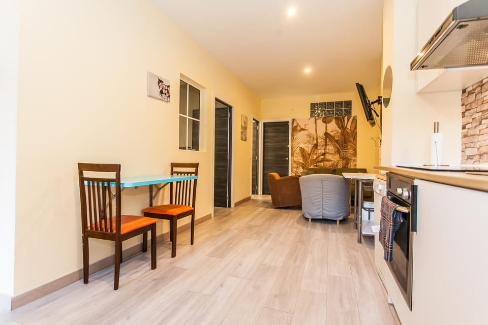 Living room, Dining area, oven