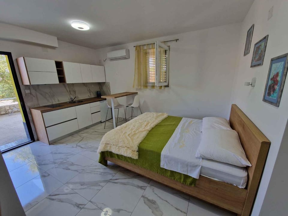 Bed, Kitchen or kitchenette, air conditioner