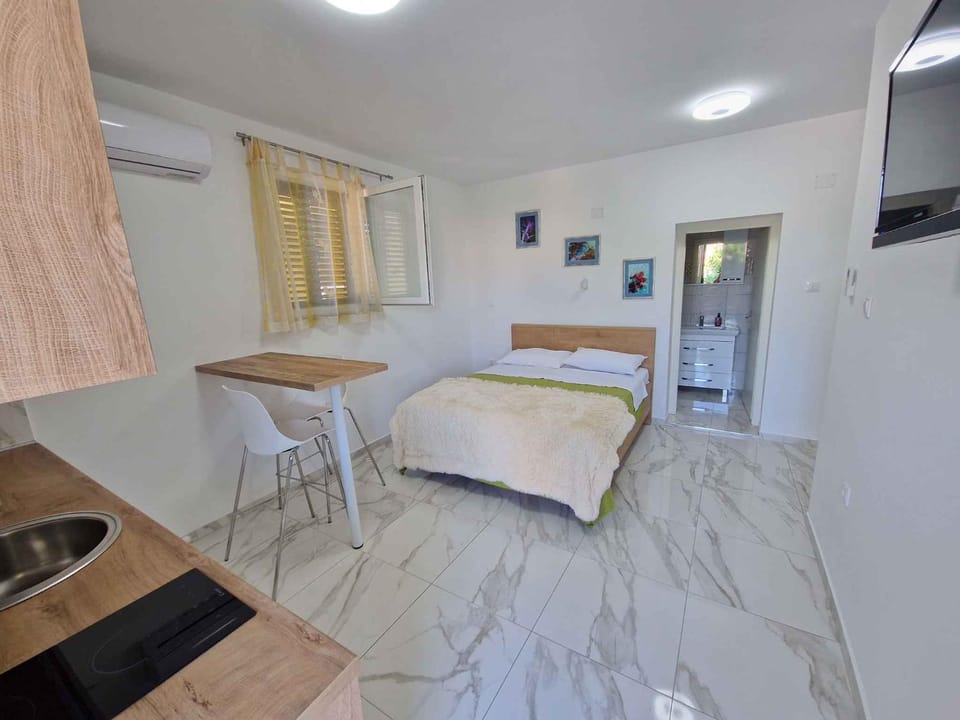 Kitchen or kitchenette, air conditioner