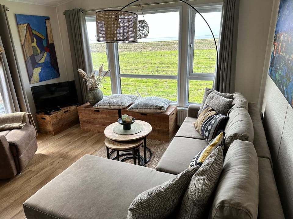Communal lounge/ TV room