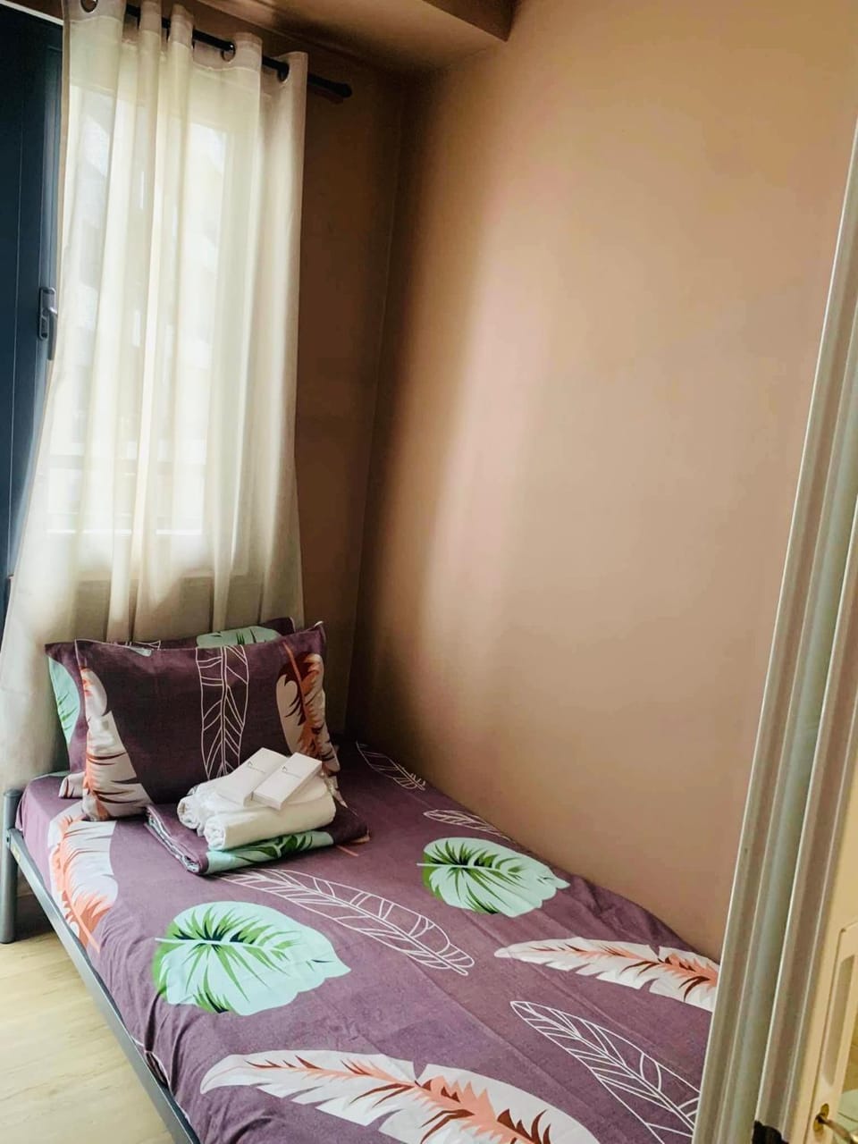 SPRING RESIDENCES - 2BR Condo near Airport with balcony and pool views Apartment hotel in Paranaque