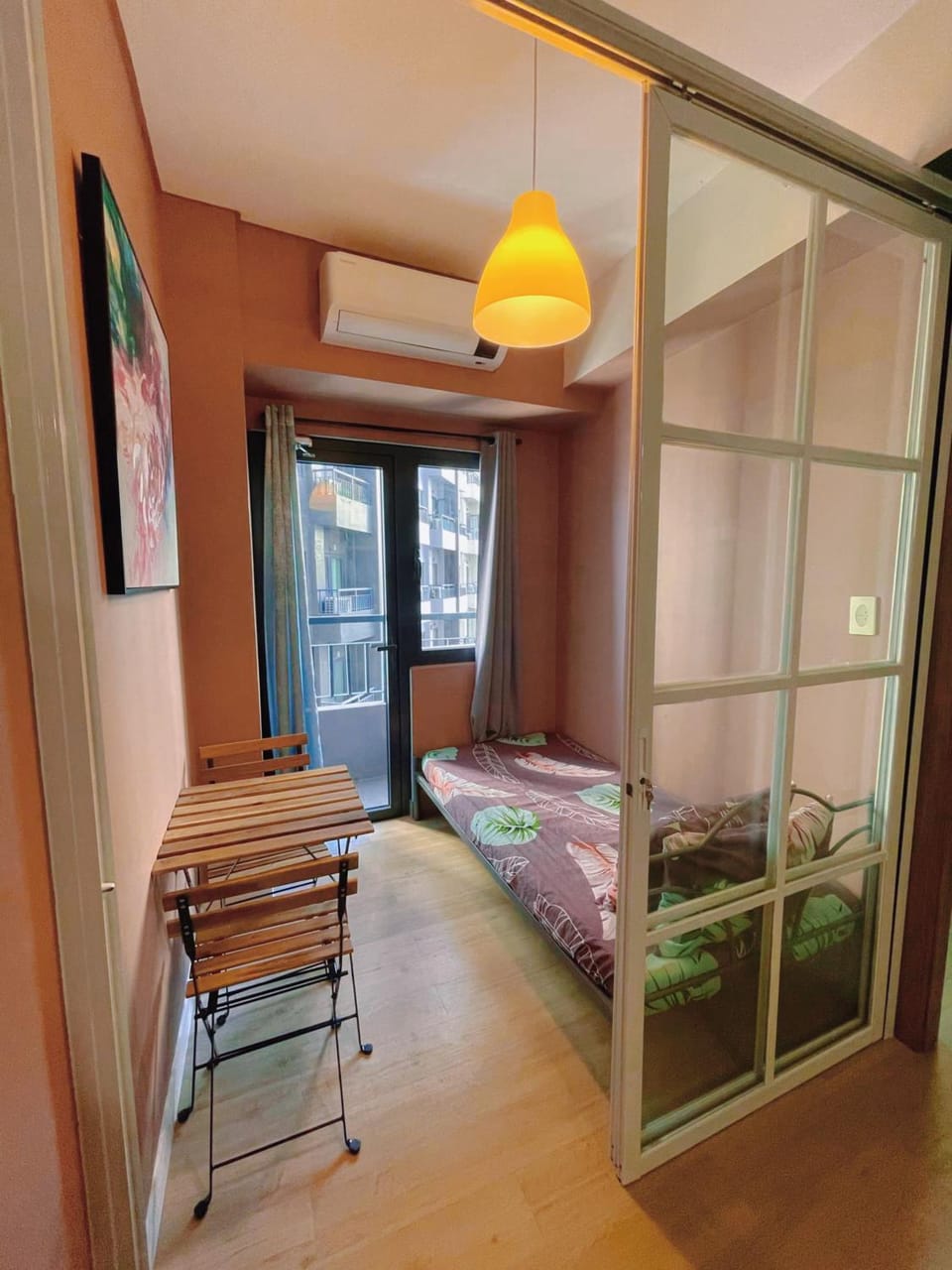 SPRING RESIDENCES - 2BR Condo near Airport with balcony and pool views Apartment hotel in Paranaque