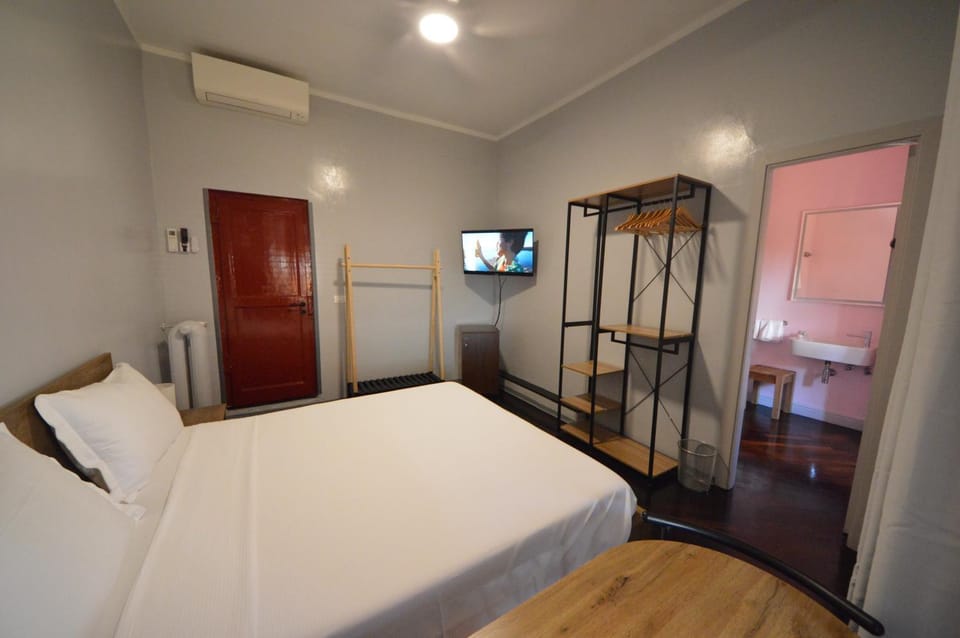 Bed, TV and multimedia, Bedroom