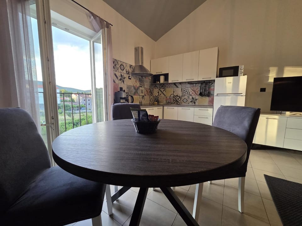 Dining area, kitchen