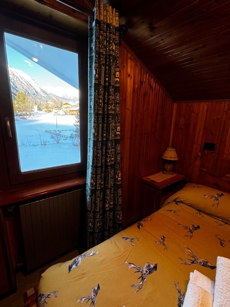 Bed, Natural landscape, Photo of the whole room, Bedroom