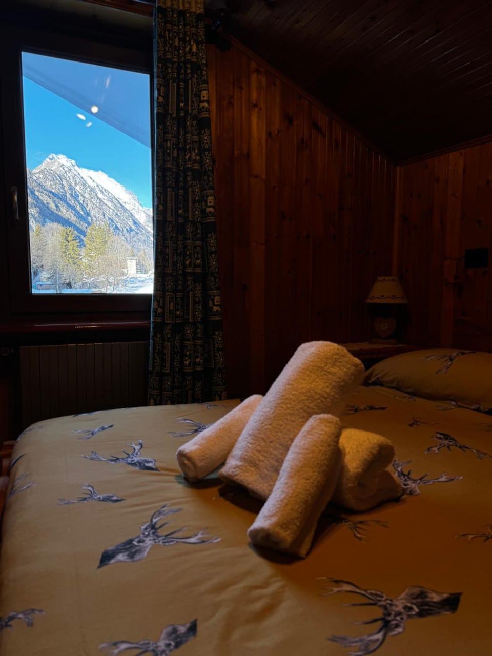 Bed, Natural landscape, Photo of the whole room, Bedroom, Mountain view