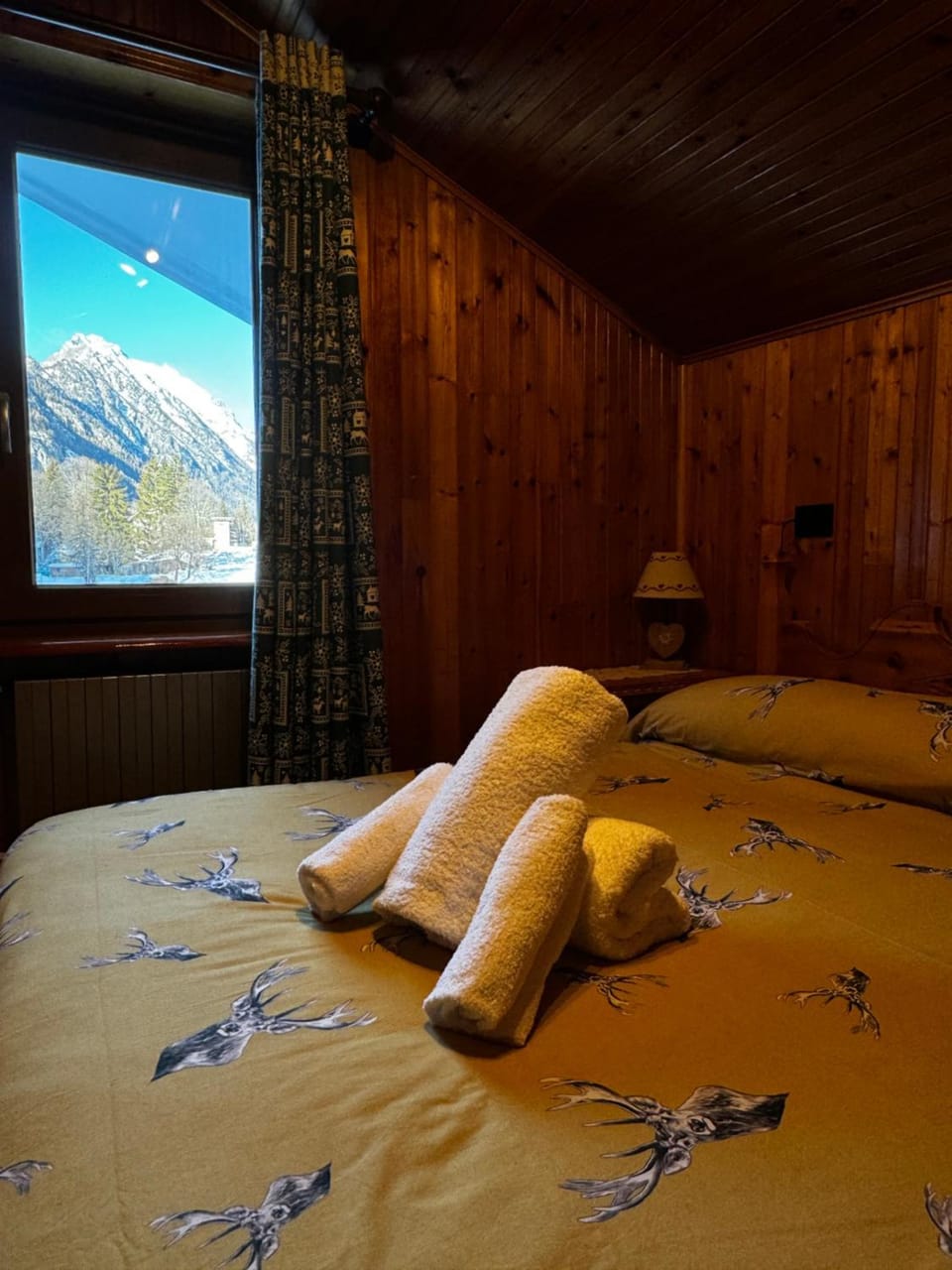 Bed, Natural landscape, Photo of the whole room, Bedroom