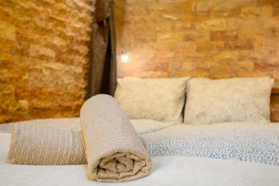 Bed, Bedroom, towels
