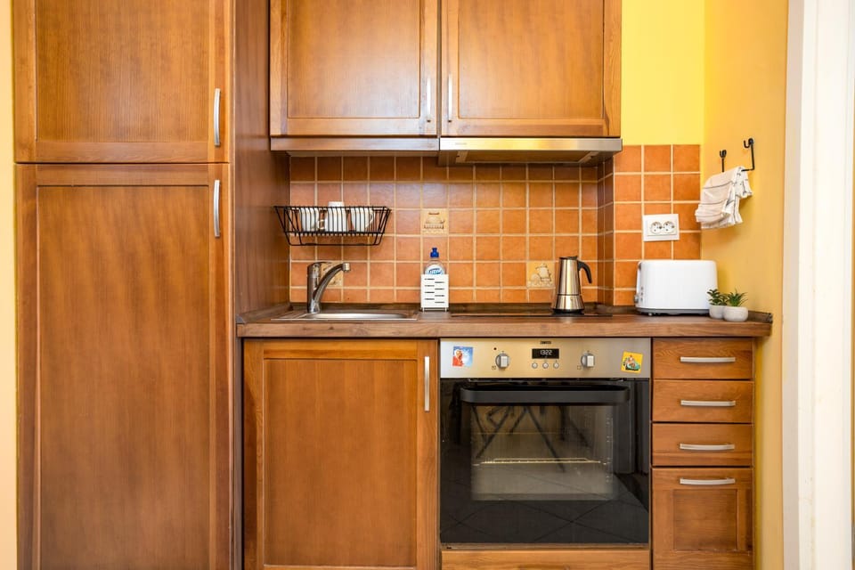 Coffee/tea facilities, Kitchen or kitchenette, microwave, oven, stove, toaster, kitchen