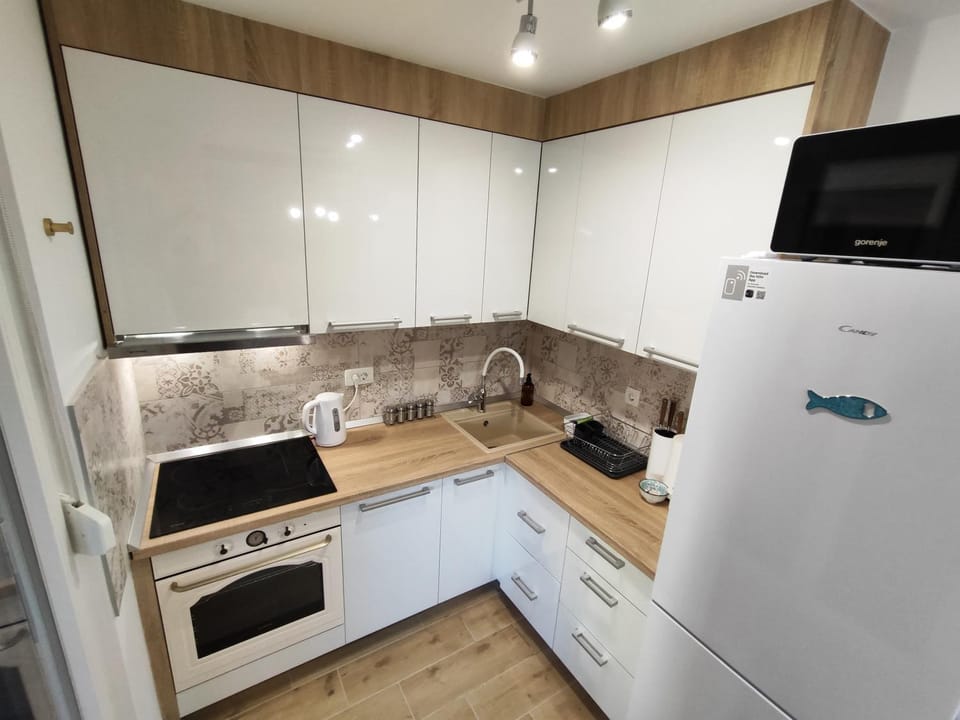 Kitchen or kitchenette, oven, stove