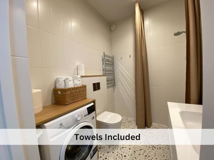Toilet, Bathroom, towels