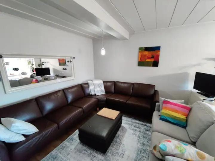 Communal lounge/ TV room, Bed, TV and multimedia, Living room, Seating area, Evening entertainment