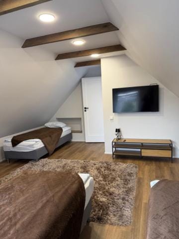 Bed, TV and multimedia, Photo of the whole room, Bedroom