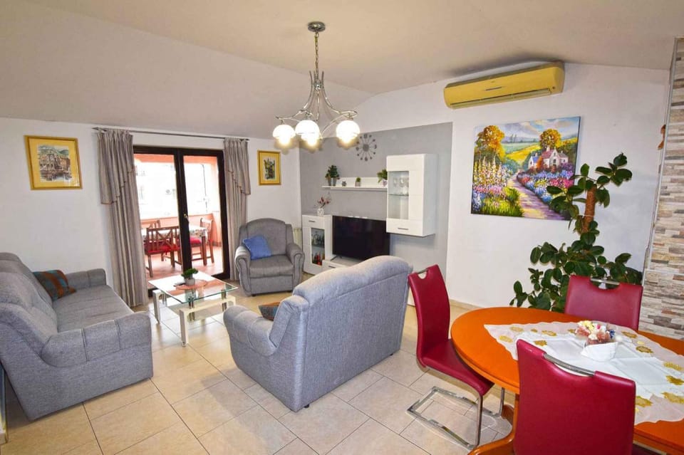 TV and multimedia, Living room, Seating area, Dining area, air conditioner