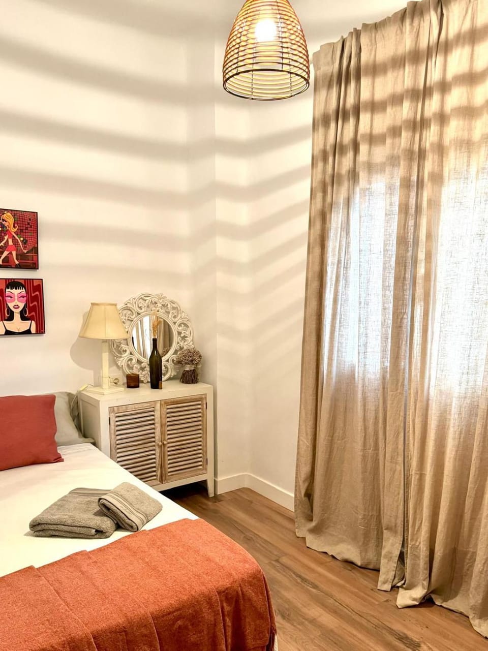 Bed, Photo of the whole room, Bedroom, towels