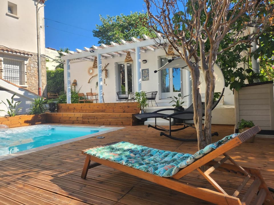 Swimming pool, sunbed