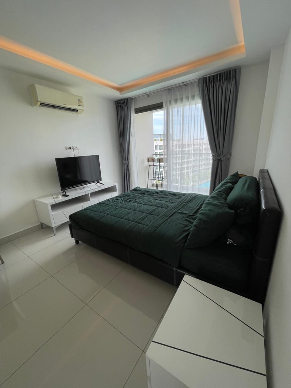 Bed, TV and multimedia, air conditioner