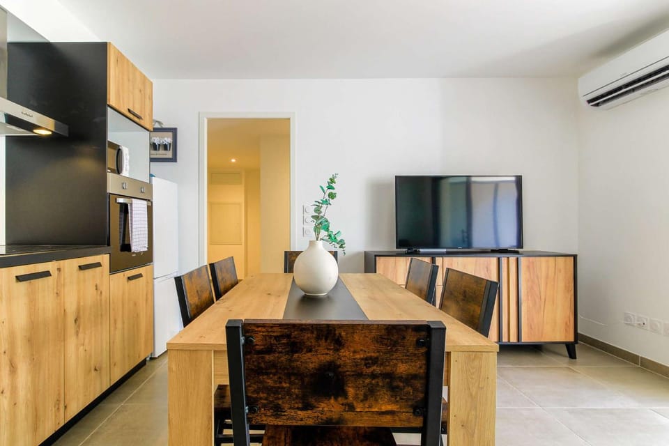 Communal lounge/ TV room, TV and multimedia, Kitchen or kitchenette, Living room, Seating area, Dining area, oven, air conditioner