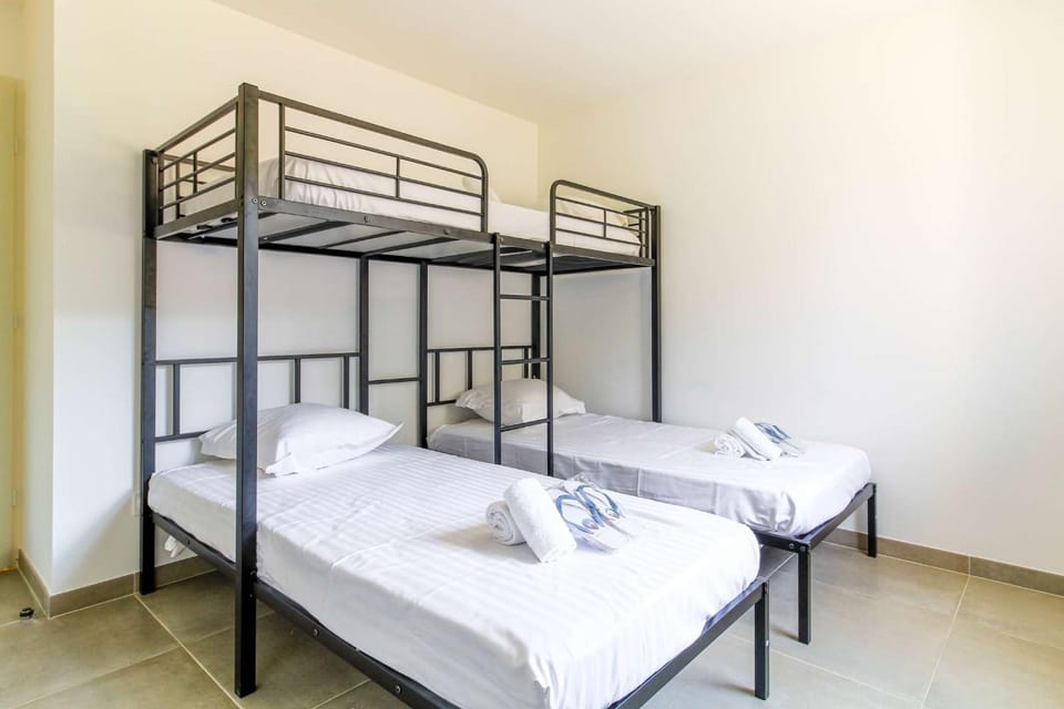 Bed, Photo of the whole room, Bedroom, bunk bed, towels