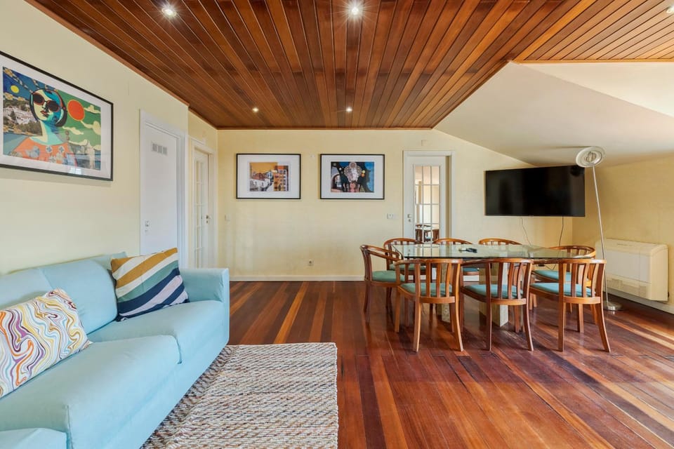 Communal lounge/ TV room, TV and multimedia, Living room, Decorative detail, Dining area